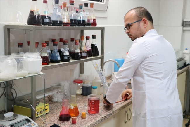 Üzerine dökülen çaydan esinlenen girişimci "çay kokulu kumaş" üretti